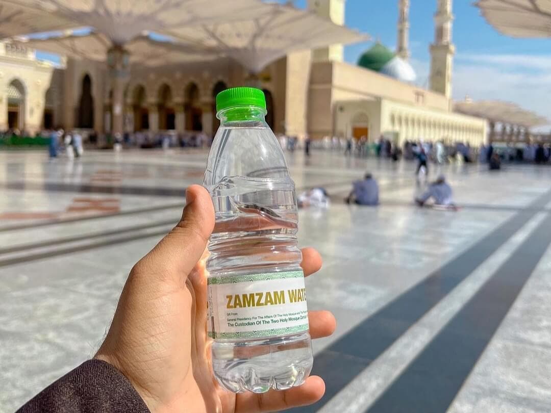8 Etika yang Dianjurkan saat Meminum Air Zamzam, Apa Saja? Simak Penjelasan Berikut