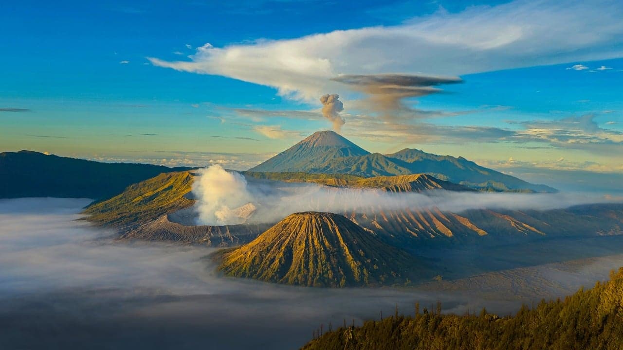 Gunung Semeru Erupsi 1.000 Meter, Warga Diminta Waspadai Lahar dan Batu Pijar