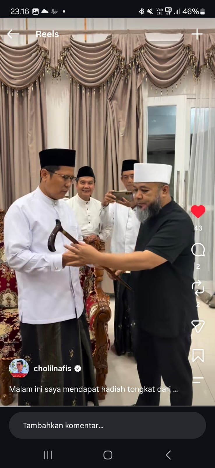 Tanda Cinta Bengkulu, Gubernur Hadiahi Kiai Cholil Nafis Sebuah Tongkat