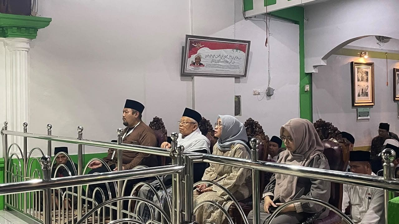 Jelang Pembukaan Muktamar ke-35 NU, KH Ma'ruf Amin Ziarah Makam Mbah Wahab
