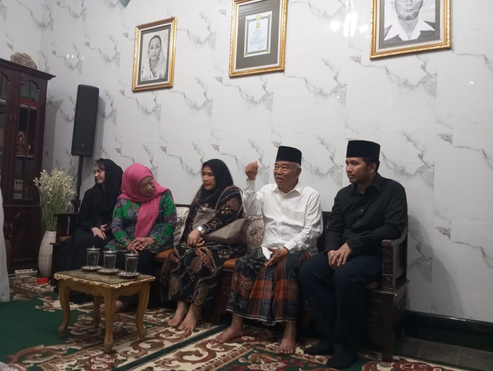 Melayat ke Tambakberas, Wagub Emil Dardak Kenang Dedikasi Almarhumah Bu Nyai Hj Machfudhoh Aly Ubaid