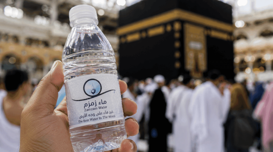 Berikut 6 Keutamaan Minum Air Zamzam 
