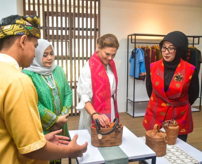 Putri Mahkota Swedia Borong Kain Tenun dan Mutiara saat Kunjungi NTB