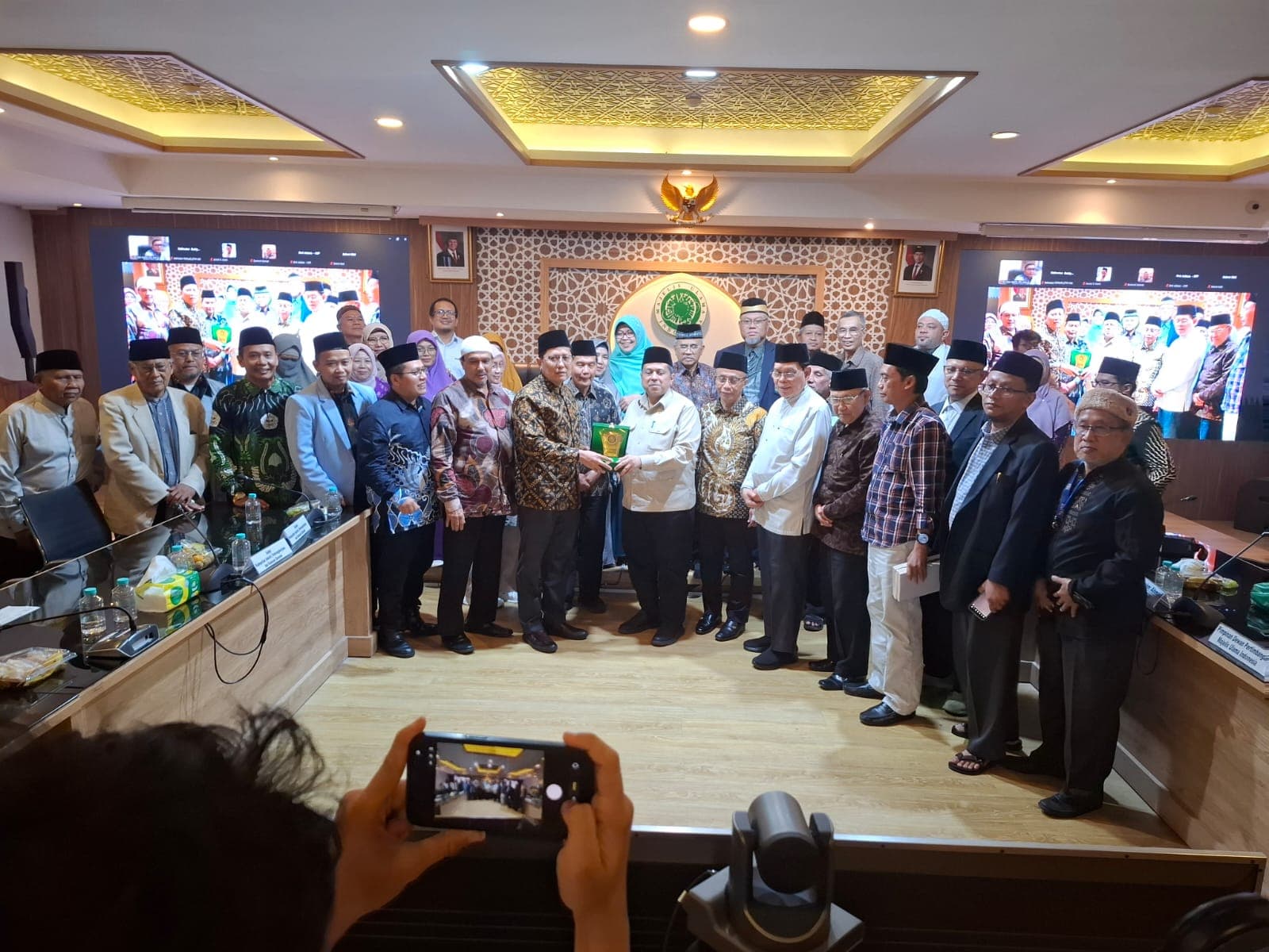 Jadi Kekuatan Utama, Kiai Cholil Nafis Minta Konsumen Tak Beli Produk Tanpa Sertifikat Halal